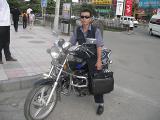 バイク・タクシー。ヘルメットをかぶらないので利用するのはとても怖い