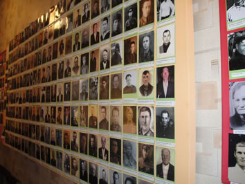 アレクサンドロフカ村博物館の展示の一部。村民の中の戦没者写真コレクション