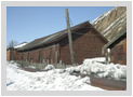 コルサコフ(大泊)にある倉庫群の一つ。鉄板で補強するのはかつての北海道スタイル。