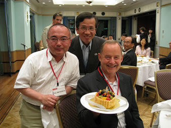 歓迎レセプションでキルシュボーム事務局長の誕生月を祝う。後ろは日本政府観光局の小堀コンベンション誘致部長